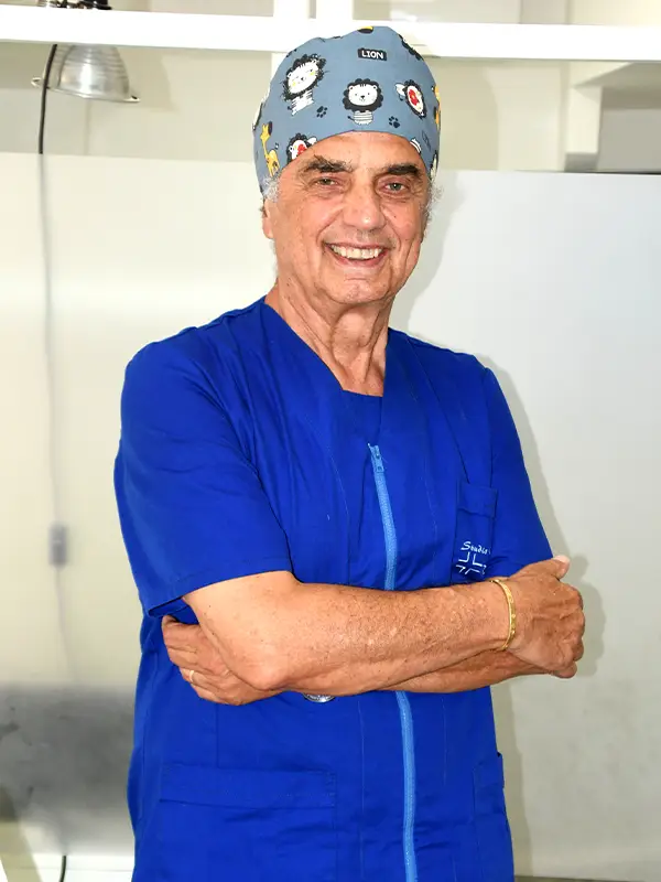 Il Dott. Angelo Corona nel suo studio a Taranto